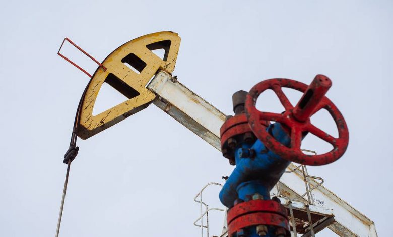 Brent crude oil on ICE in London drops