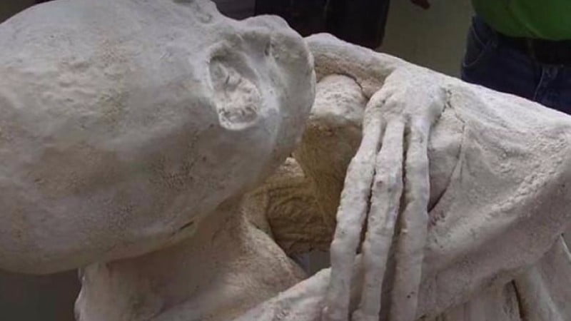 Mummies with three fingers from Peru