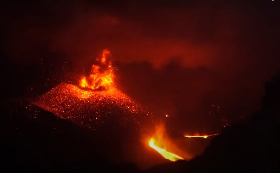 The eruption of the Indonesian volcano Raung