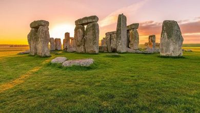 stones at the base of Stonehenge were delivered on the ground
