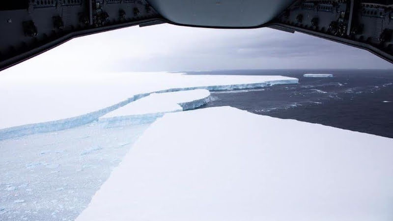 The destruction of the giant iceberg was removed from the plane 4