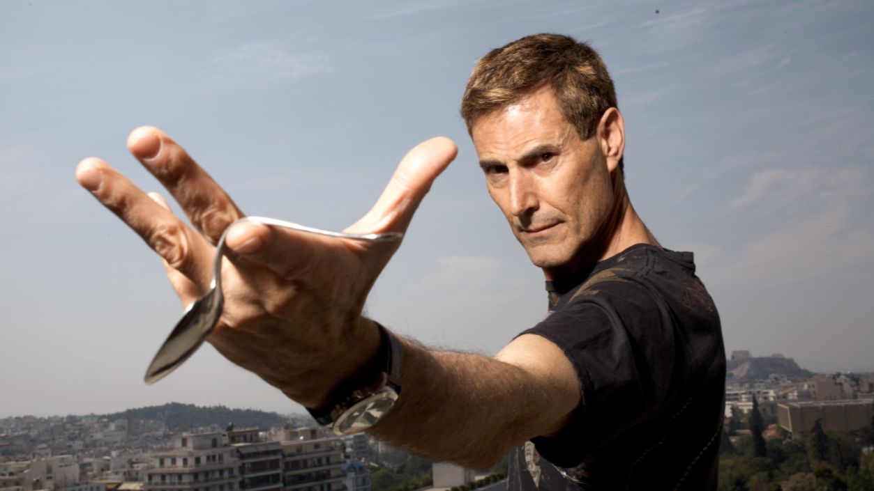 Uri Geller claims that his power of reason moved the ship that blocked the Suez Canal