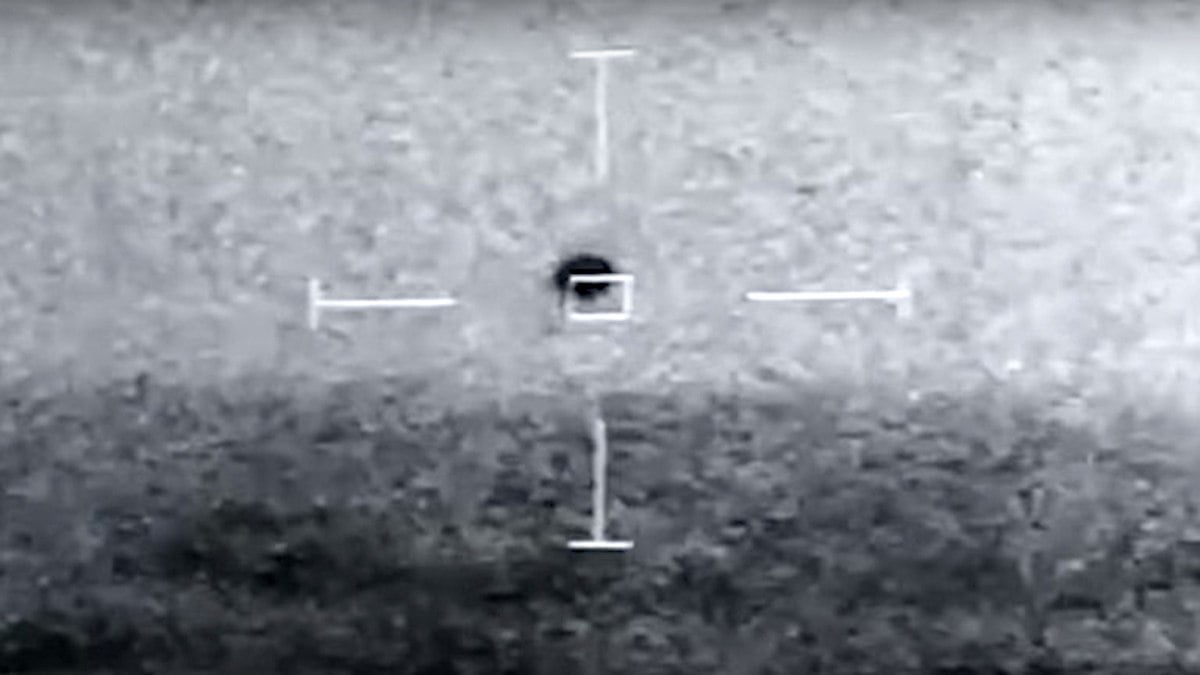 US Navy sailors capture a UFO falling into the Pacific Ocean