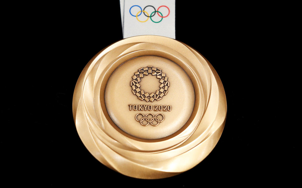 In Japan the mayor ruined the gold medal of the Olympic champion with his teeth