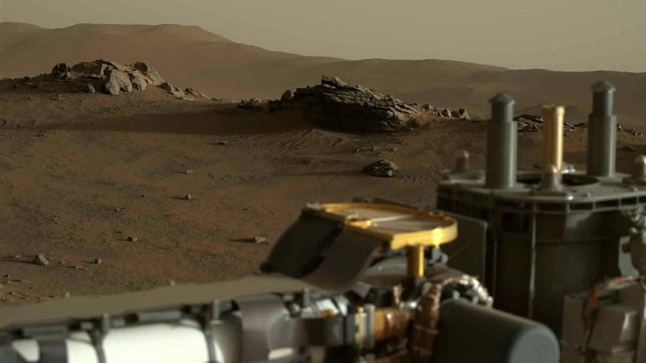 NASA rover discovers organics and magma on Mars
