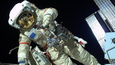 What is the difference between Russian and US spacesuits 1