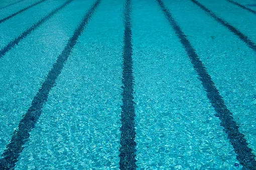 How chlorine cleans pool water
