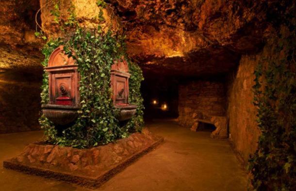 Labyrinth of Buda Castle Caves Inexplicably Evacuated by Police 7