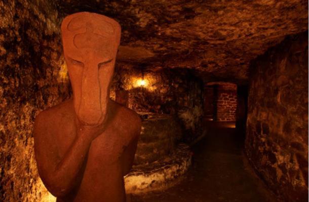 Labyrinth of Buda Castle Caves Inexplicably Evacuated by Police 8