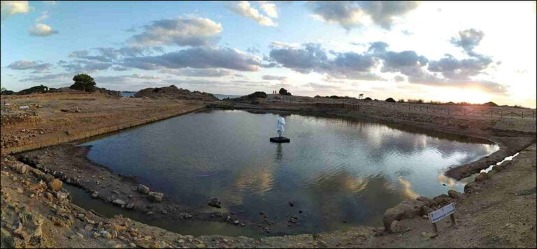 Archaeologists turned the ancient harbor of the Phoenicians into a place of worship 2