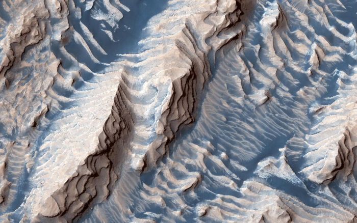 Breathtaking photos of the relief of Mars hint at a mysterious cyclical past 2 1