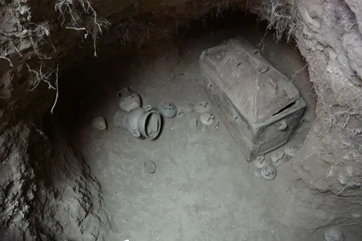 How a Greek farmer discovered a 3400 year old tomb 4