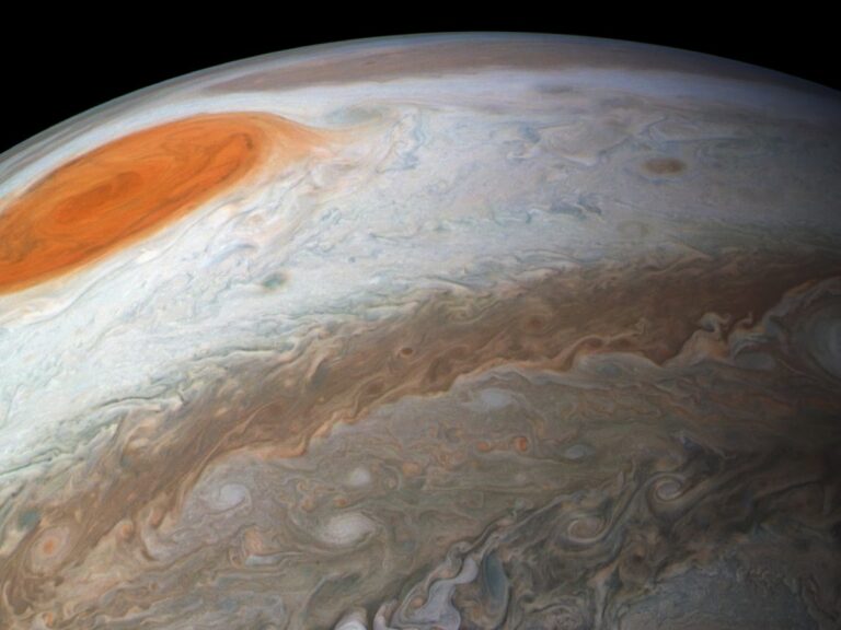 Great Red Spot of Jupiter for some reason began to actively change 3