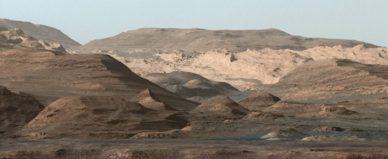 Mars rover Curiosity avoids ventrifacts on its way to the foot of Greenhue 3
