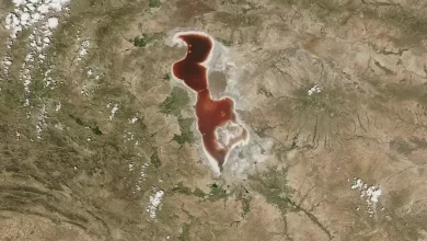 Why did the waters of the Iranian lake turn the color of blood 1