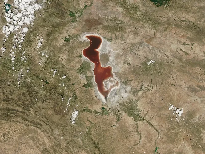 Why did the waters of the Iranian lake turn the color of blood 1