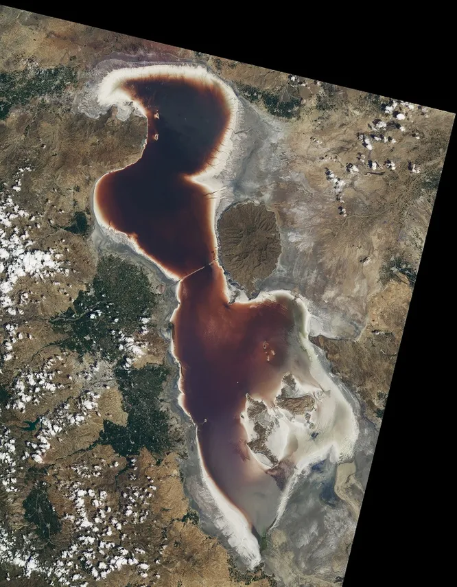 Why did the waters of the Iranian lake turn the color of blood 3