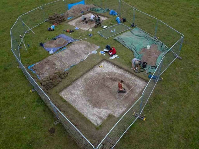 Archaeologists have found a mysterious pit in Stonehenge 10 000 years old 2