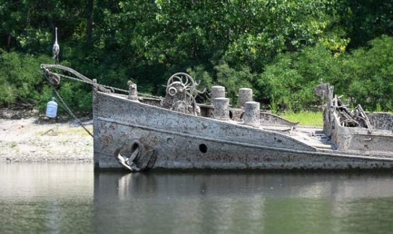 A catastrophic drought in Italy has opened a long sunken ship to people 4