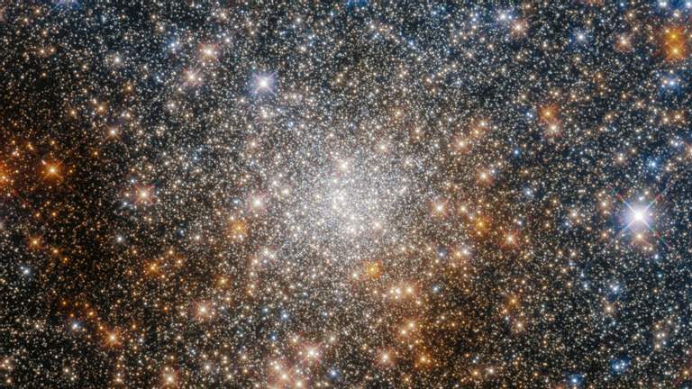 Hubble Space Telescope showed 5 000 shining ancient galaxies 1