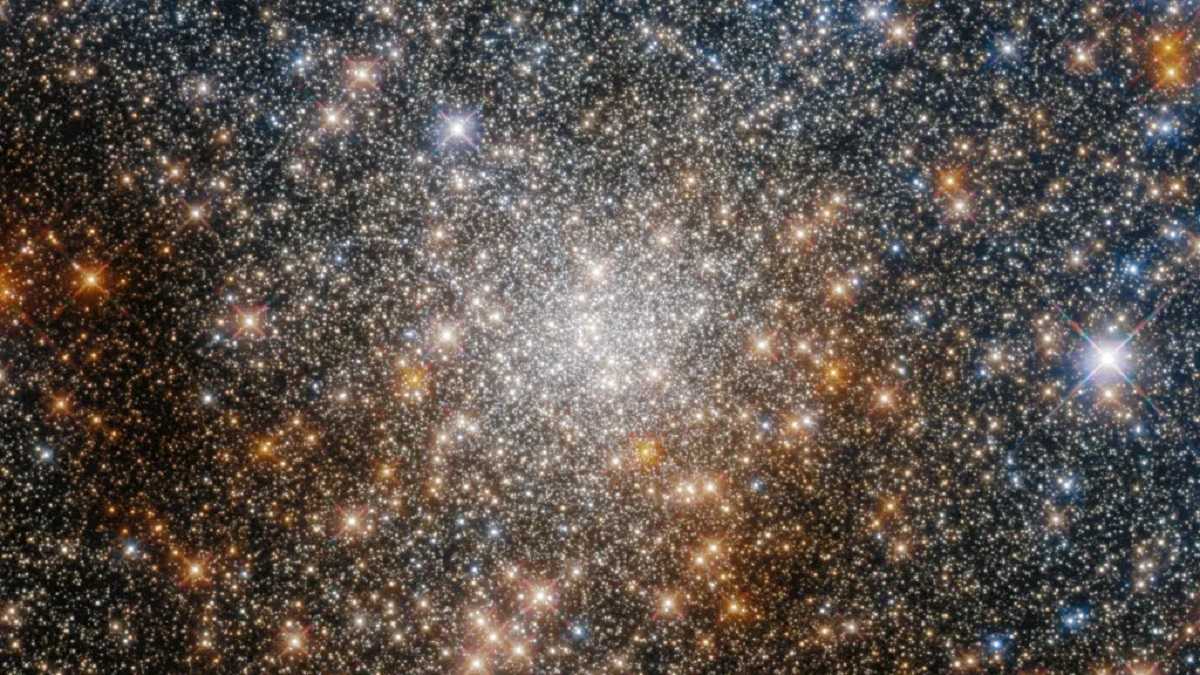 Hubble Space Telescope showed 5 000 shining ancient galaxies
