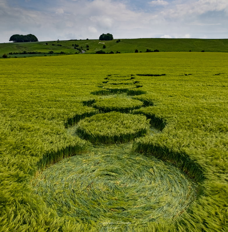 In the English county of Wiltshire discovered a new pattern on the field 4