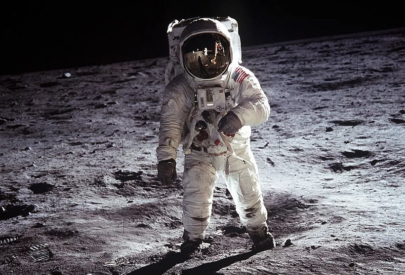 Disappearance of Armstrong from the photo of the landing on the moon surprised the journalists of the Daily Express