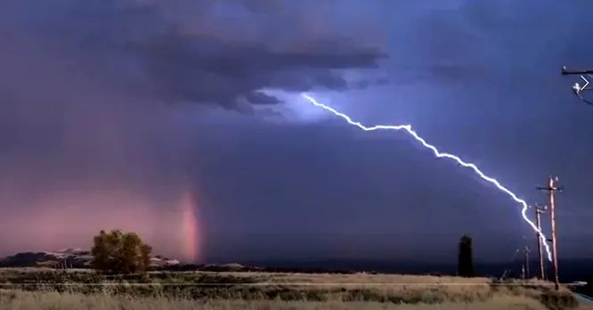 Flashes of lightning and a rainbow appeared in the sky at the same time 2