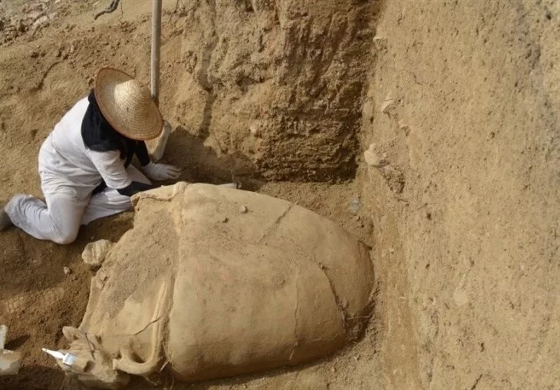 Oil drilling unearths 2 000 year old cemetery with giant urn like tombs in southwest Iran 1
