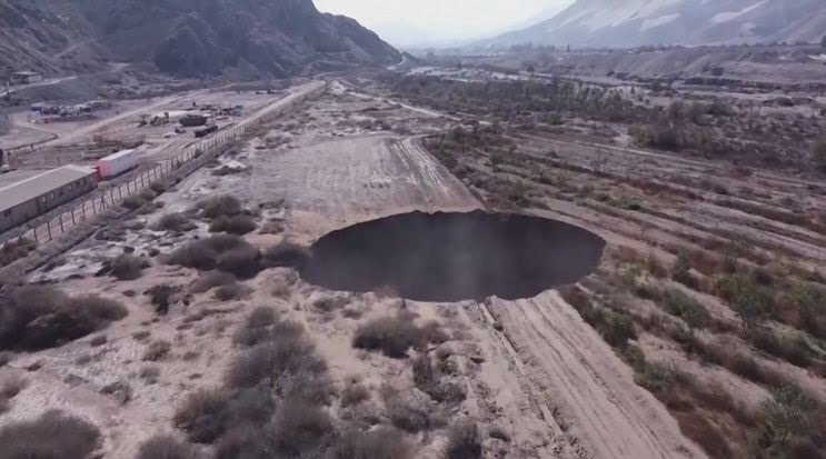 A giant sinkhole 200 meters deep suddenly appeared in Chile 1