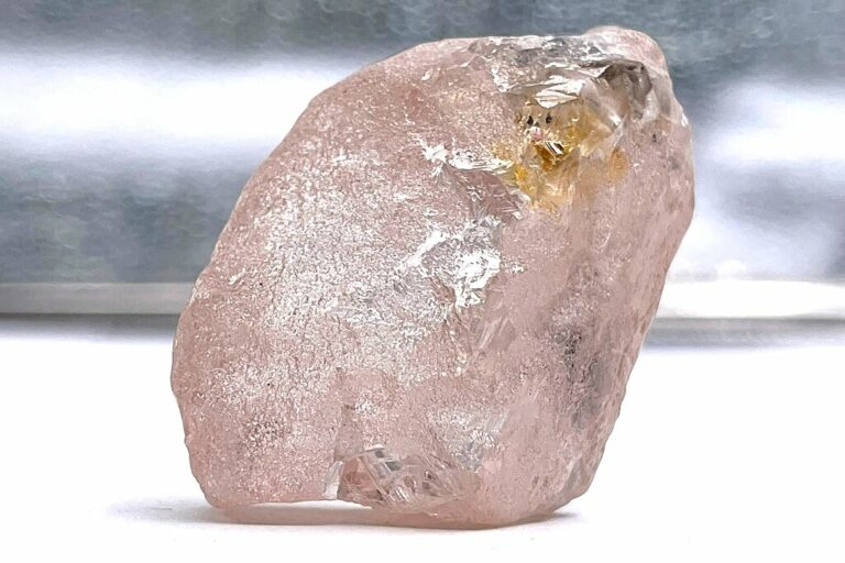 Largest pink diamond found in Angola 2