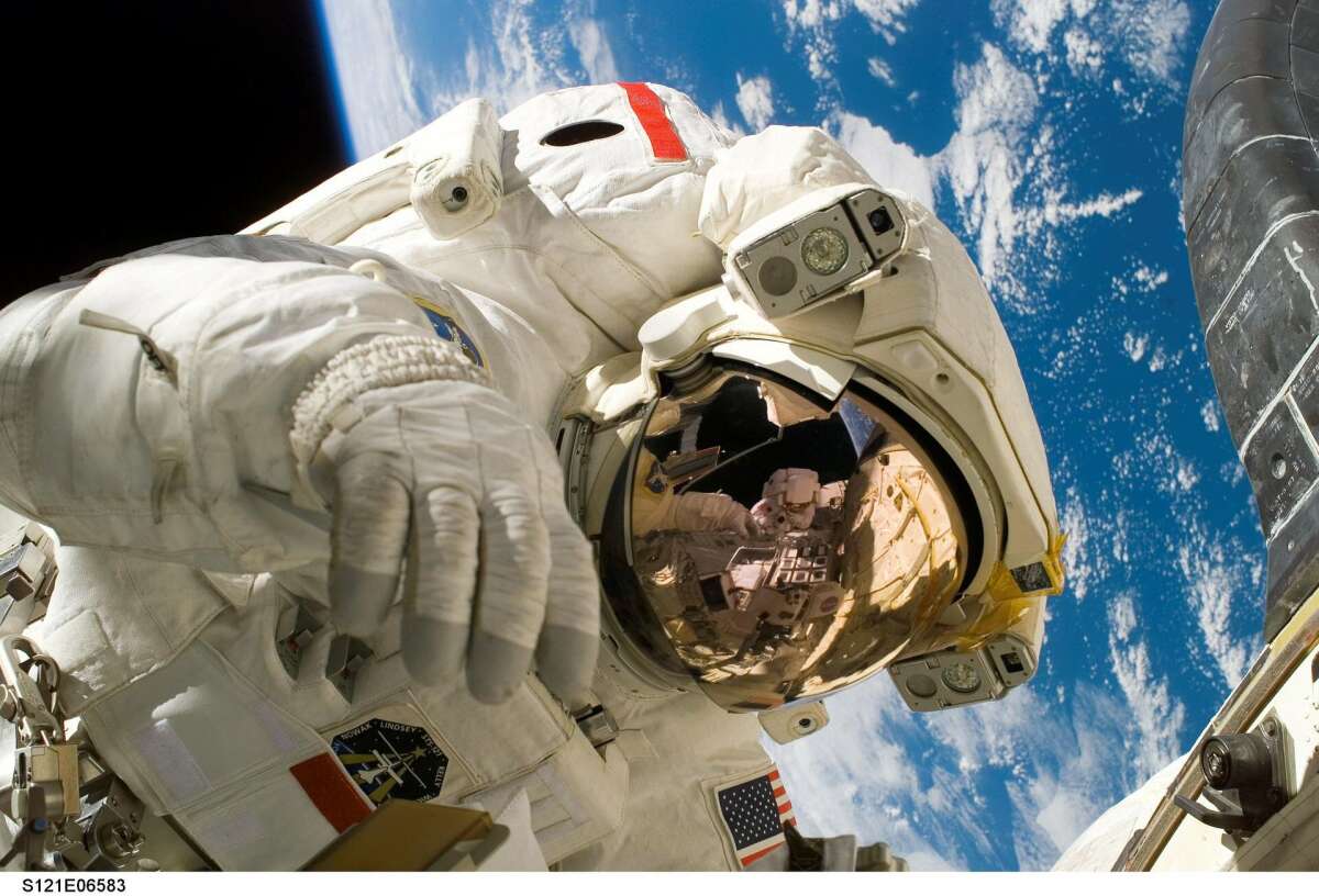 Obtaining oxygen using magnets will help astronauts in long distance flights
