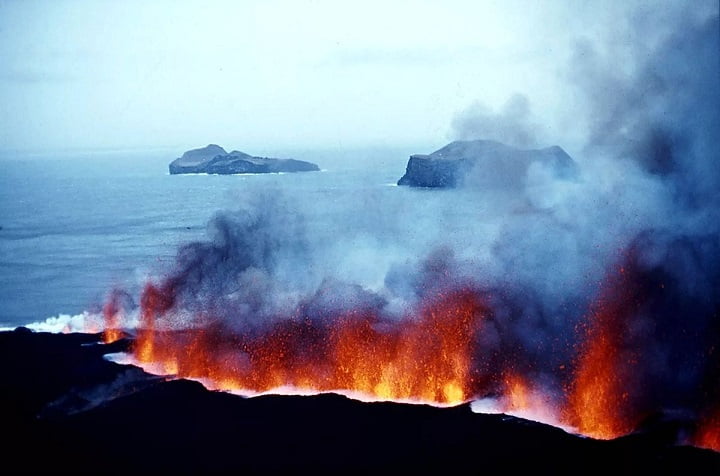 How Iceland stopped lava flow with water 1