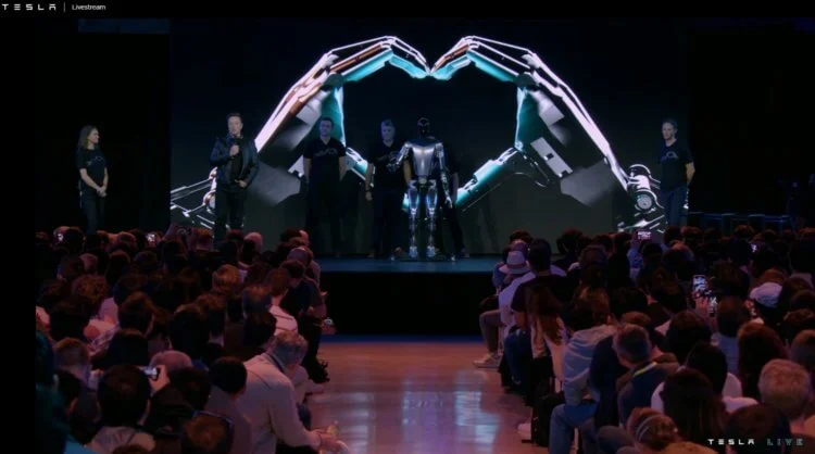 Elon Musk introduced the robot Optimus