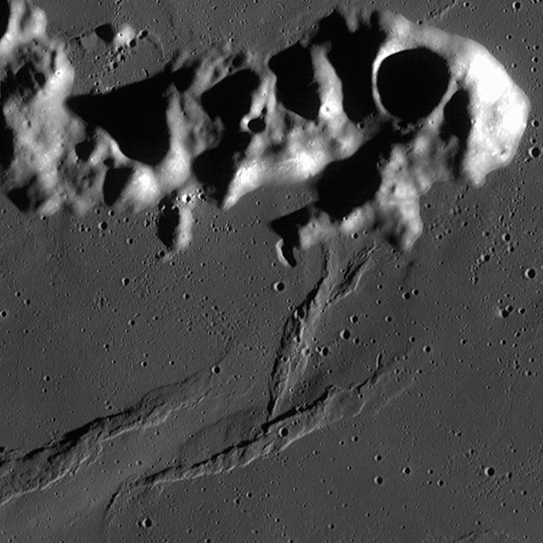 NASA probe photographed a mountain formation on the moon 2