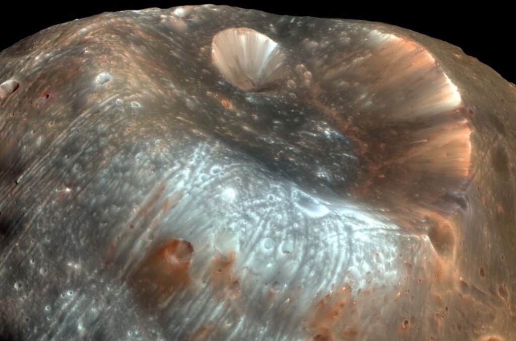 Astronomers have found an explanation for the mysterious furrows on the surface of Phobos