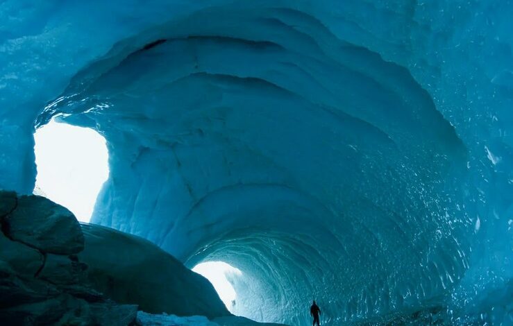 Giant cave discovered in Antarctica 1