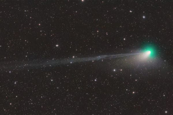Astronomers have noticed that part of the tail of a comet flying towards Earth came off