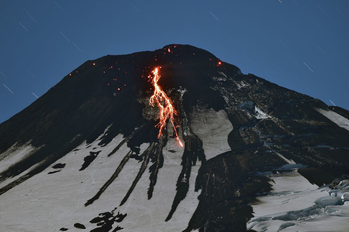 Chile Activity at Villarrica Volcano requires yellow alert level to be maintained