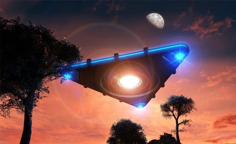 Black triangular UFO captured in the sky over Salt Lake City 1