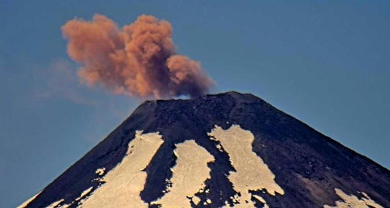 Chile raises alert level due to increased activity of Lascar volcano
