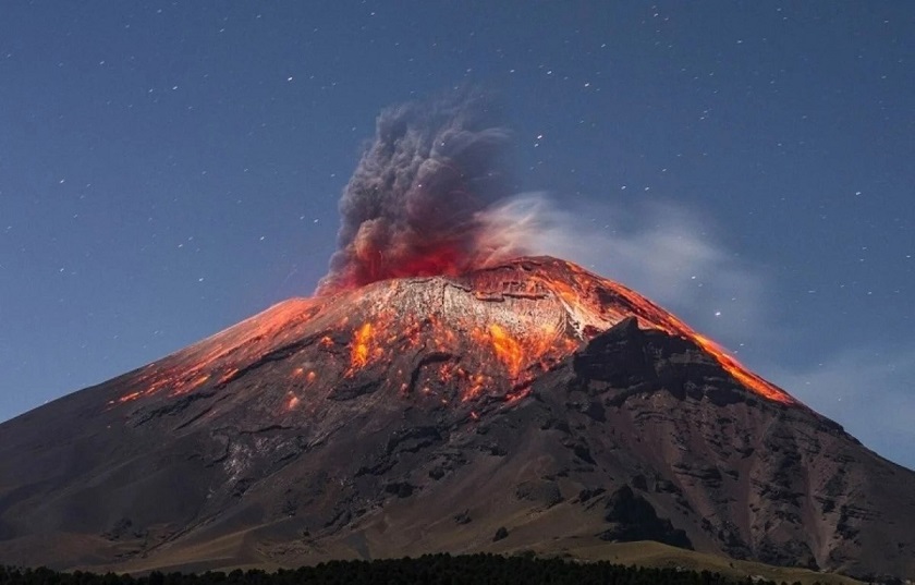 Cylindrical UFO flew out of the Popocatepetl volcano 1