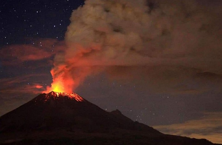 camera again recorded a UFO flying into the Popocatepetl volcano 1