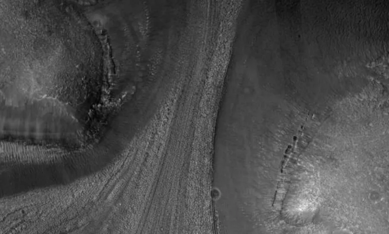 NASA spacecraft photographed traces of the movement of the glacier on Mars (2)