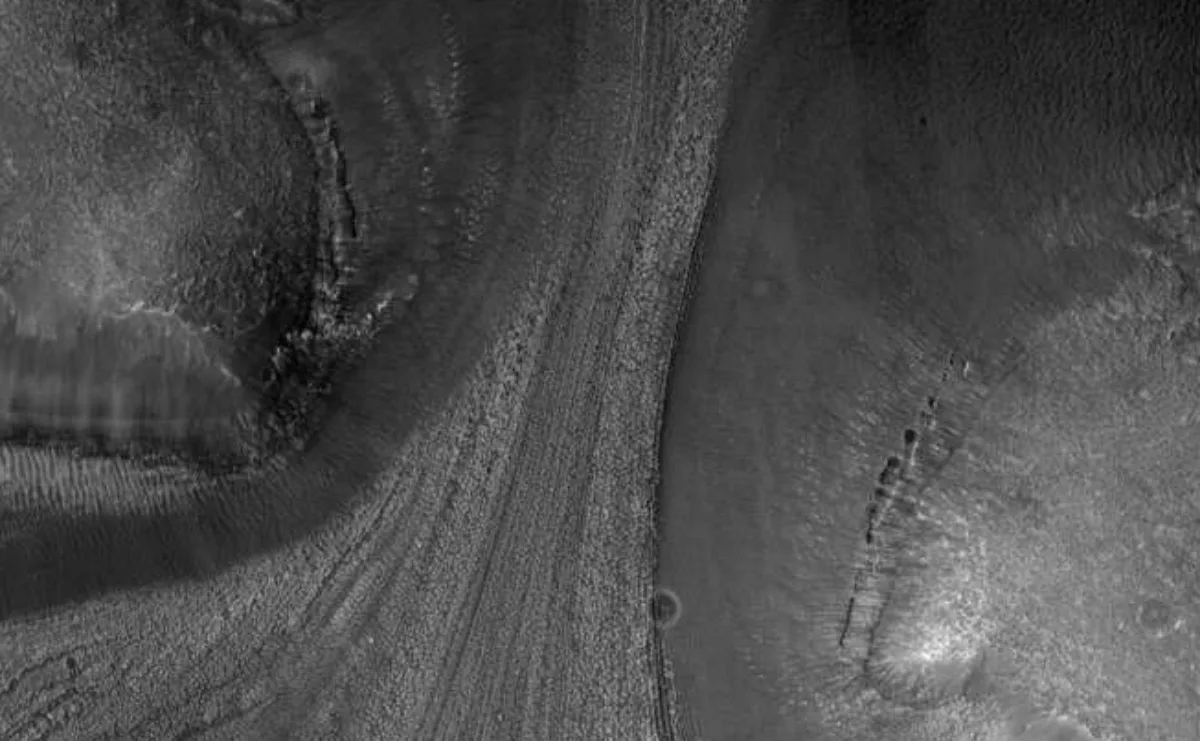 NASA spacecraft photographed traces of the movement of the glacier on Mars (2)