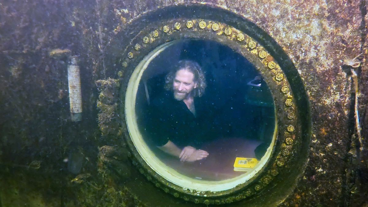Scientist spent 93 days at the bottom of the ocean and got 10 years younger