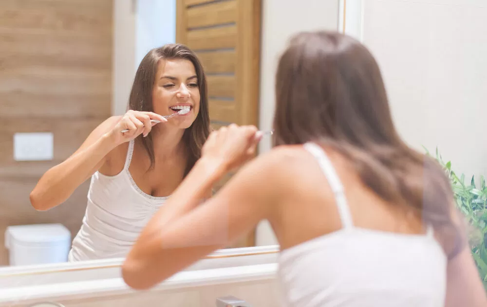 The foods that you should not eat before brushing your teeth