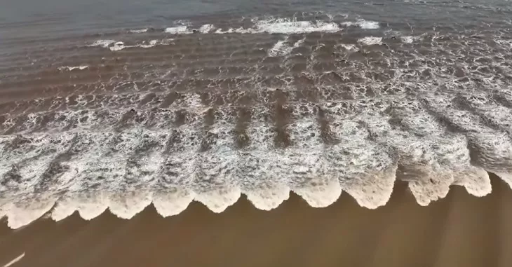 A unique natural phenomenon in China fish scale tide
