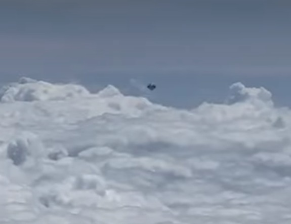Mysterious “metal” UFO captured by plane passengers in Colombia (2)