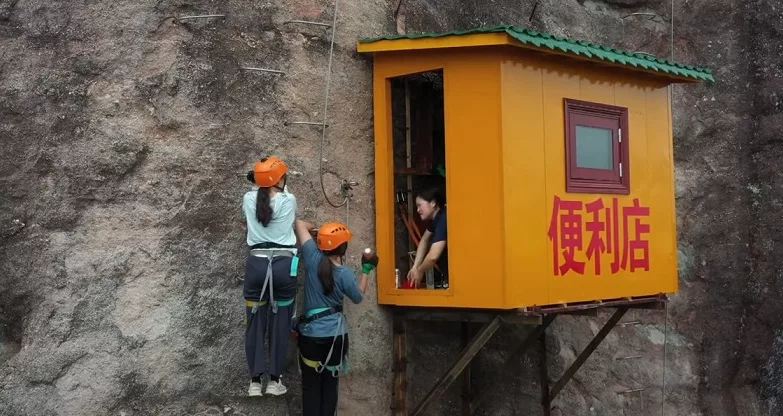 The most uncomfortable store in the world is located at an altitude of 120 meters (1)